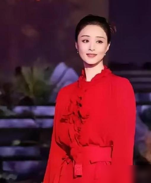 男人最怕的，就是在最没本事的时候，遇到最想娶的女人。
2007年，王阳和蒋欣拍《如果还有明天》因戏生情。那会儿王阳没戏拍，穷得叮当响，蒋欣也还没火，俩人挤出租屋吃泡面，谁也没嫌弃谁。
五年，蒋欣熬出头了。《甄嬛传》华妃一播，全国都记住了那张跋扈的脸。片约像雪片一样砸过来，王阳却还在片场跑龙套。