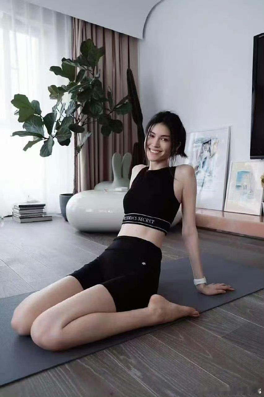 #我只能说何穗不愧是超模来的# 就算只是日常遛娃偶遇，腰背永远挺直，松弛又优雅，超模刻在骨子里的体态太绝#何穗的名场面不止于T台# ​