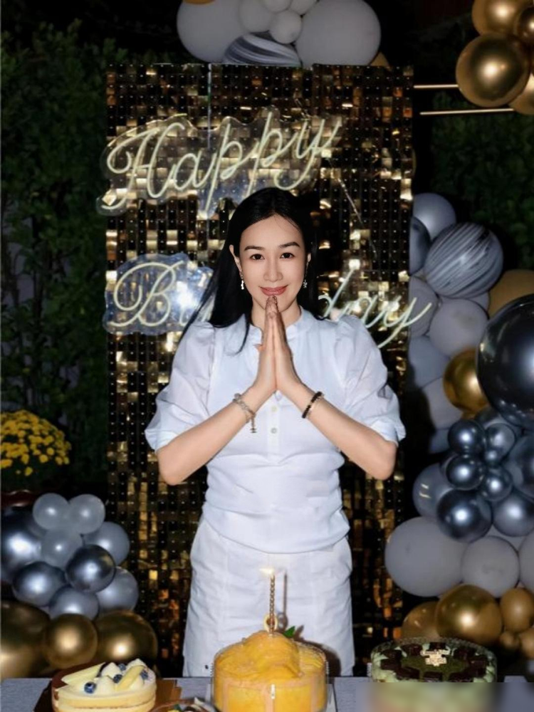 56岁，钟丽缇穿着居家服往张伦硕怀里一靠，评论区直接炸了。
有人说像两代人，有人翻出她早年采访，发现这姐压根没把年龄当回事。原话是：想健康美丽，你付出努力就好。
怎么付出的？每天早起一杯温水一杯柠檬水，一天灌2000毫升，冰的不碰。每天15分钟蜜桃臀训练雷打不动，忙起来就在家跳4分钟Tabata