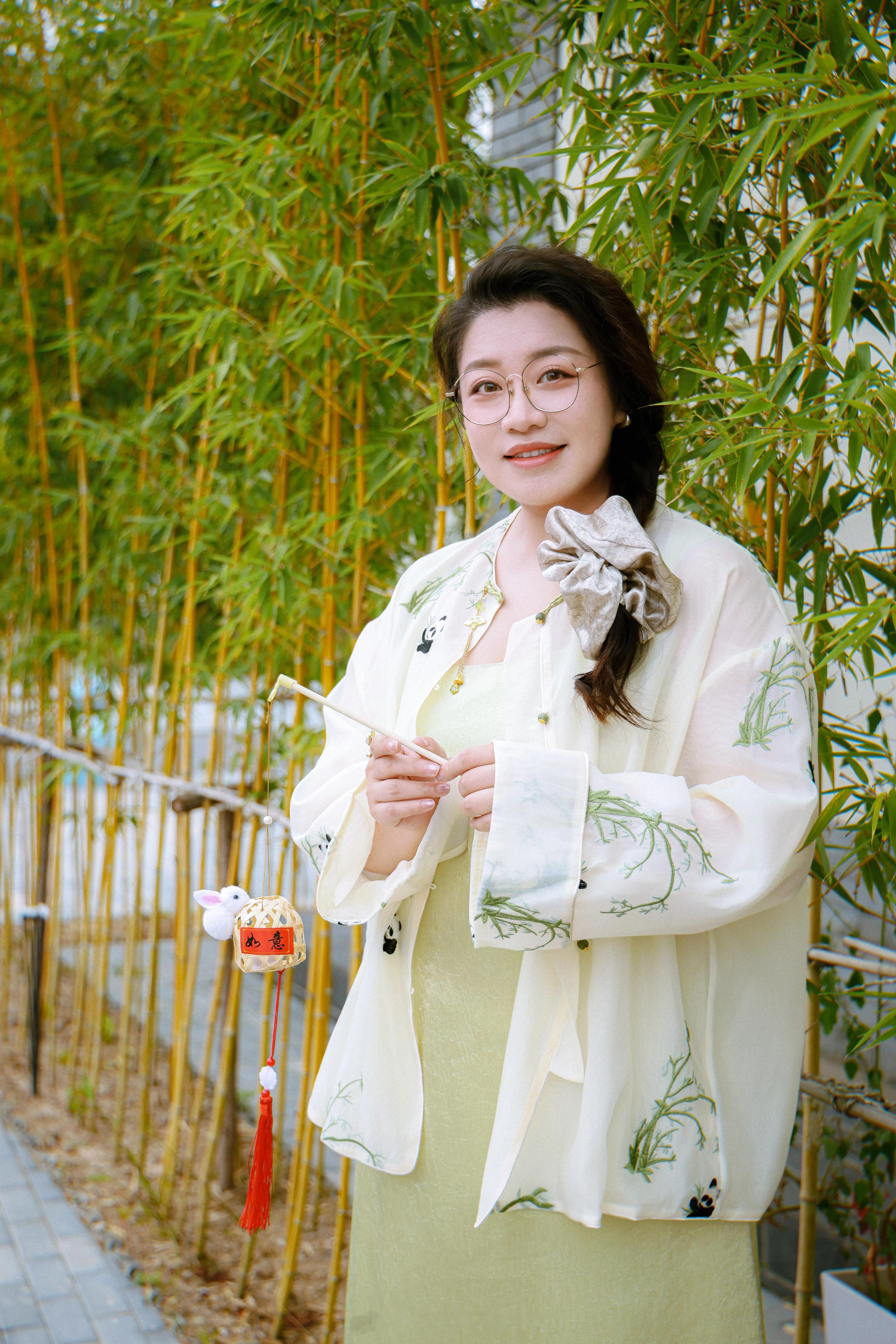 蒋诗萌回应减重100斤这事真的给不少跟风减肥的人泼了盆清醒的冷水。
之前她在综艺里随口提的“窦月减肥法”，说白天能吃汉堡晚上啃馒头，好多人看完直接照搬，觉得不用忌口躺瘦近百斤不是梦。结果她很快就出来澄清，说这100多斤是12年陆陆续续减下来的，中间试过各种食谱、踩过无数反弹的坑，身体早就因为之前暴饮