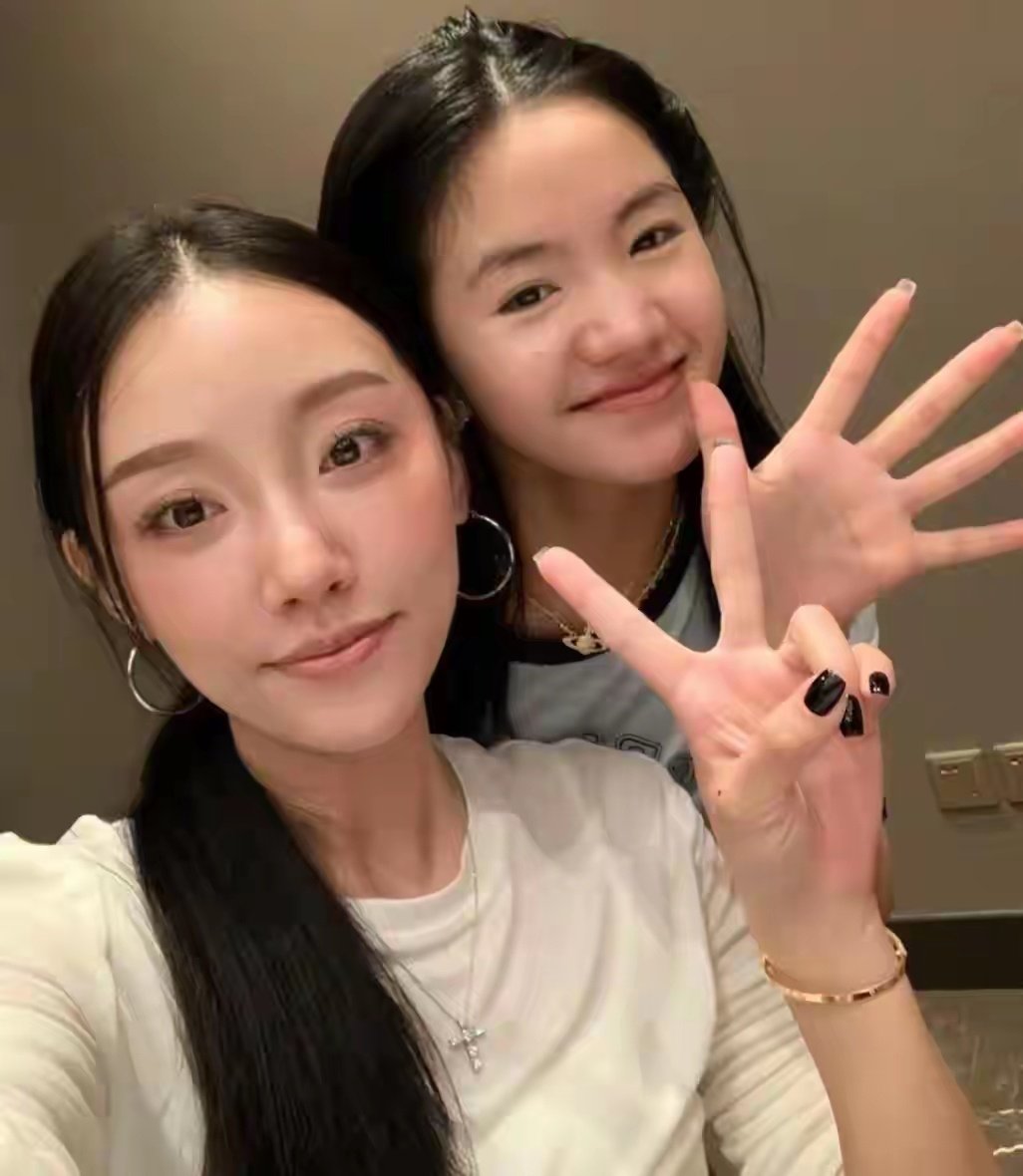 李勒优的嫂子Cathy是家中对优优最好的人，迟到玩手机扣她1000元工资，嫂子转头偷偷塞回来，别人只看见规矩，嫂子只看见她的委屈 ​
