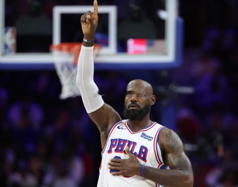NBA常规赛揭幕战，76人客场106-100送给卫冕冠军尼克斯赛季首败。

此役，迎来生涯第24季首场比赛的76人球星詹姆斯仅出战33分半，13投5中，三分球3中0、罚球6中4，得到14分9板7助1断1帽的数据。

赛后，评论员徐静雨发文点评道：“王者归来！除了伟大二字，没有其他合适的词去形容，76人战胜尼克斯，拿 ​