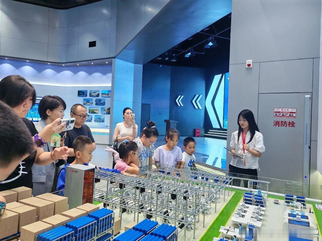 有幸带孩子参加中国联通大连分公司组织的客户日研学活动。在工业互联网研究院展示中心，近距离接触算力、人工智能、低空经济这些前沿科技。讲解员用通俗易懂的话科普数字知识，沉浸式参观体验，不再是书本上抽象的概念。孩子看得津津有味，一直好奇提问，直观感受到科技如何服务城市、方便生活。这类科 ​