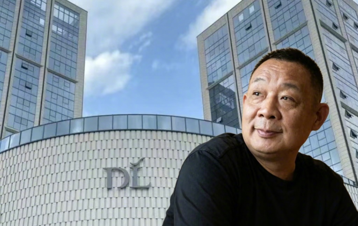 【#胖东来九成销售额靠外地游客#】

调研显示，胖东来近九成销售额来自外地游客，本地消费占比很低。只扎根许昌、新乡两座城市，却吸引全国消费者专程打卡，靠的是极致服务、靠谱品控，出圈成为独特文旅地标。

火爆客流带动当地交通、住宿、餐饮，拉动许昌整体消费增长。但游客式消费也带来新挑战，门 ​
