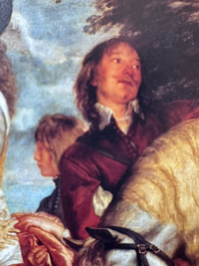 这张画叫《查理一世行猎图》（Charles I at the Hunt），可画里没有一个人打猎：没有猎犬，没有枪，没有猎物。国王刚下马，侧着身，右手把手杖随手点在地上，扭头从肩膀上回看过来，嘴角挂着一点笑。
再看他脚上：一双翻边马靴，靴头尖，靴跟上装着马刺，马刺拖着弯弯的金属长臂，顶端一朵星形的小轮。 ​