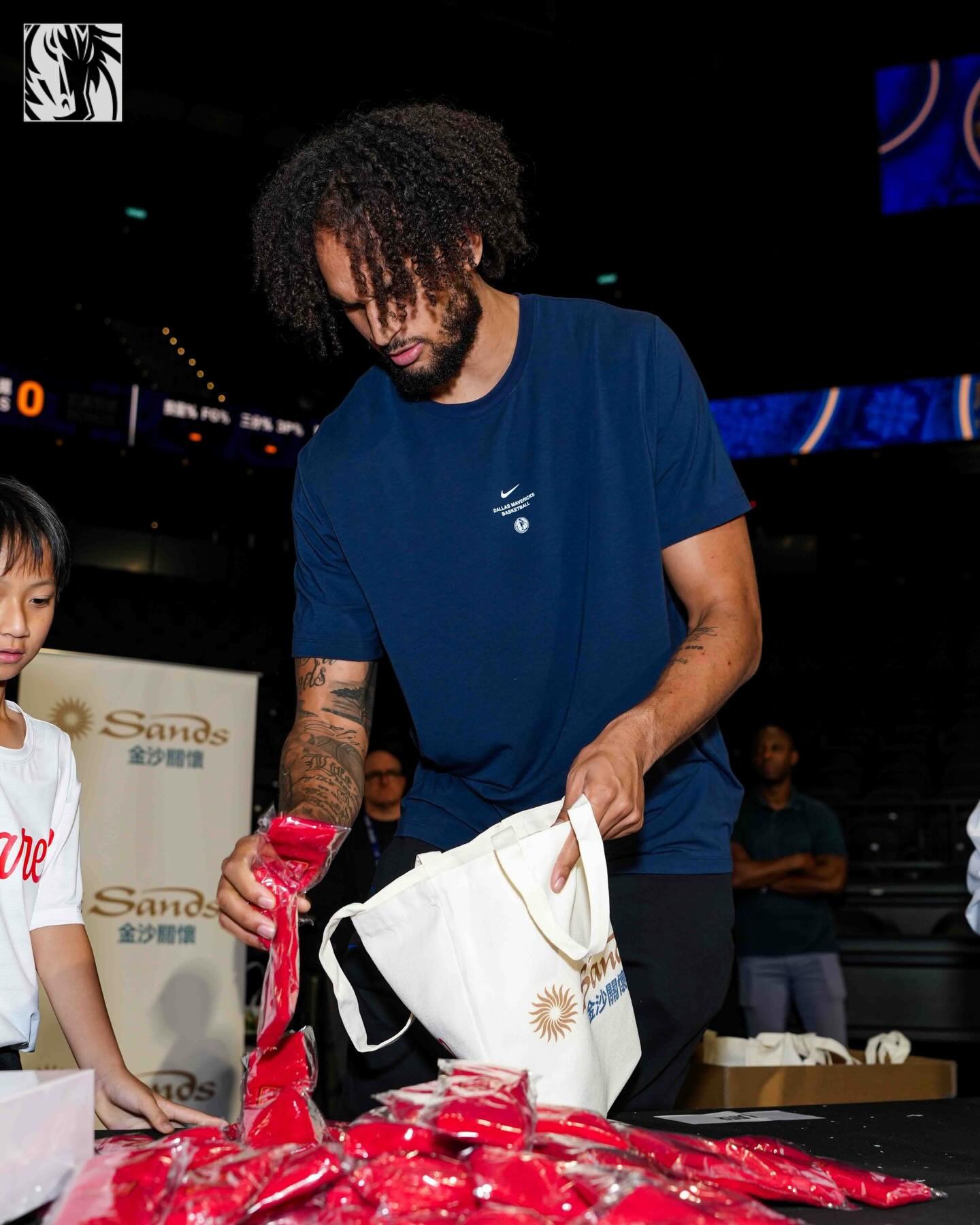 在NBA关怀行动与金沙关爱联合举办的揭幕活动上，球员们把篮球带进了澳门社区💙

#达拉斯独行侠##nba中国赛# ​
