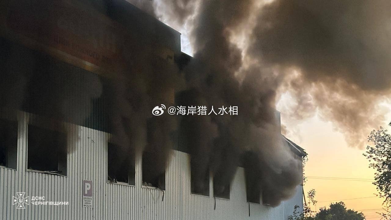 昨夜，俄方使用“杰兰-4”无人机大击了切尔尼戈夫州。

袭击目标包括切尔尼戈夫市的一个工业区，根据NASA的 FIRMS 数据显示，该区域发生了一场大🔥。

欢迎加入:

#俄乌局势新进展##西藏泥石流##海岸猎人水相[超话]# ​