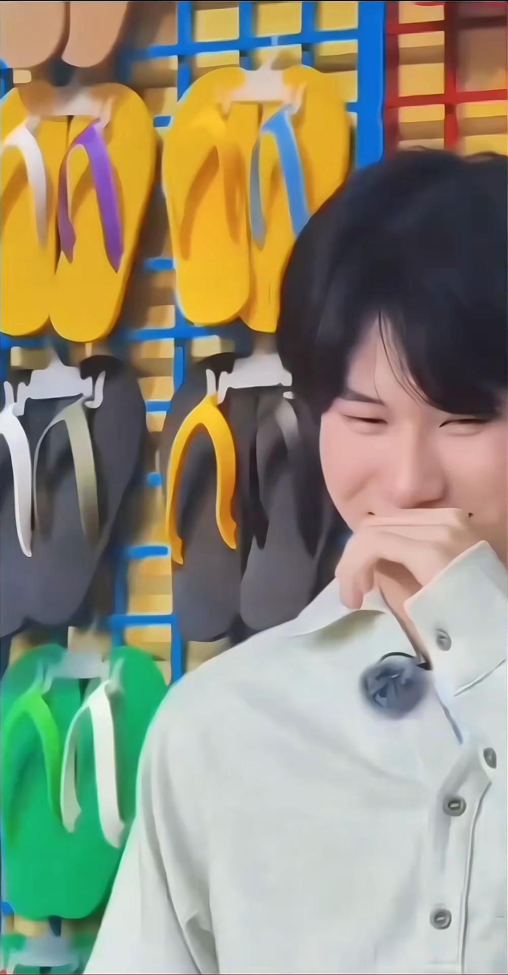喜欢你甜甜的微笑，心里暖暖的，答应我永远开心幸福好吗