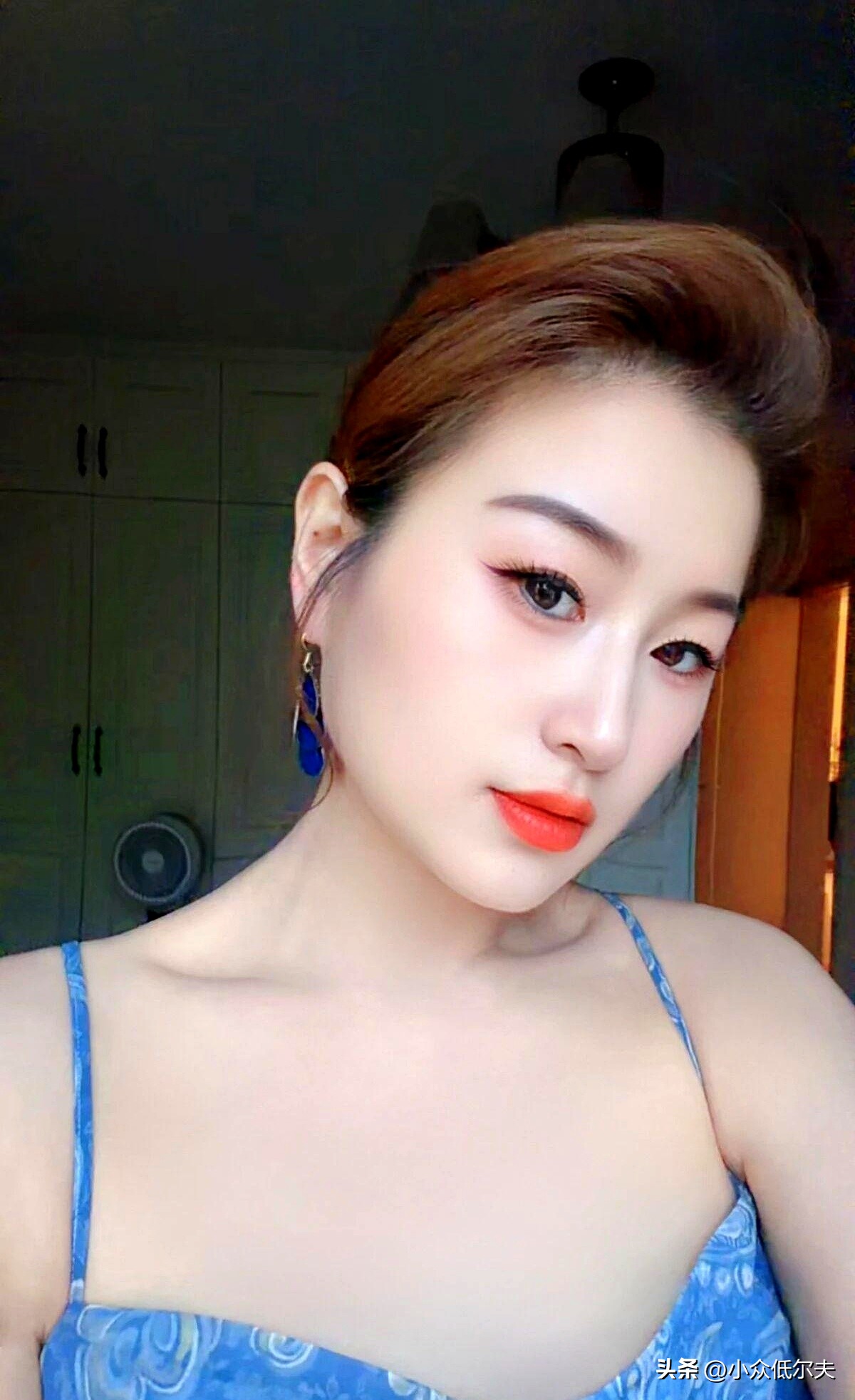 把30-40岁“过得极好”写成了清单：开特斯拉Model Y，用iPhone 18 Pro Max，支付宝趴着50万，市区180平江景全款，每月被动收入1万，再拿一份轻松的2万月薪，父母开厂每年打30万，还未婚。
它能火，不难懂。
把中产的梦拼成了拼图：消费符号、现金缓冲、代际兜底、婚姻自由；还塞进