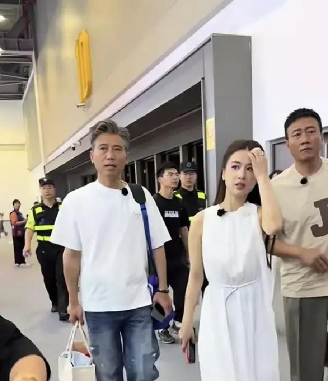 快60岁的胡军和50岁的李乃文在节目里往那一站，真把那些靠打针拉皮硬装少年的男星脸面给扯下来了

李乃文满头白发连染都懒得染，往那一杵就是个遛弯大爷的松弛模样

旁边的胡军为了拍戏硬生生减掉37斤，脸上褶子一道挨着一道，可架不住肩膀宽、腰板直，往那一戳跟块钢板似的

放眼现在的荧幕，多的是浓妆艳抹、