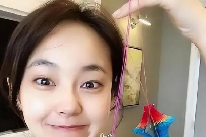 于和伟在商场里逛街，突然被张佳宁在后头冷不丁喊了一声“袁亦方”，这位五十多岁的老戏骨硬是没生气，停顿了两秒钟，居然瞬间端起股律政精英的沉稳架子，扭过头一本正经回了一句“谁叫我”

换作普通路人这么喊，明星大概率就是礼貌笑笑就过去了，可喊话的是张佳宁，两人刚在沈严执导、赵冬苓编剧的新剧《重器》里飚完戏