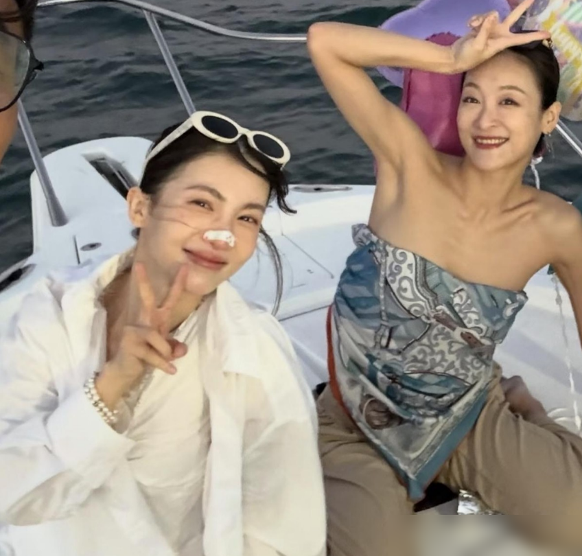 别吹什么女星松弛感了，镜头一关全是惊吓。
昨天还在通稿吹某35岁女星美国庆生，素颜出海，主打一个不带包袱的高级真实。
可这股子真实，一旦越界就是翻车。你看隔壁的倪虹洁，前一秒素颜戴着渔夫帽，在街头抽烟闲聊，网友刚想夸句真性情。
下一秒，未熄灭的烟头，直接被她随手弹飞在马路上。大银幕上的温情母亲