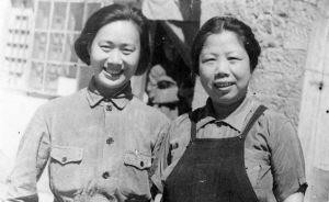 1945年，邓颖超：（右）与康岱沙（左）在延安窑洞前的合影，……康岱沙是豪门闺秀