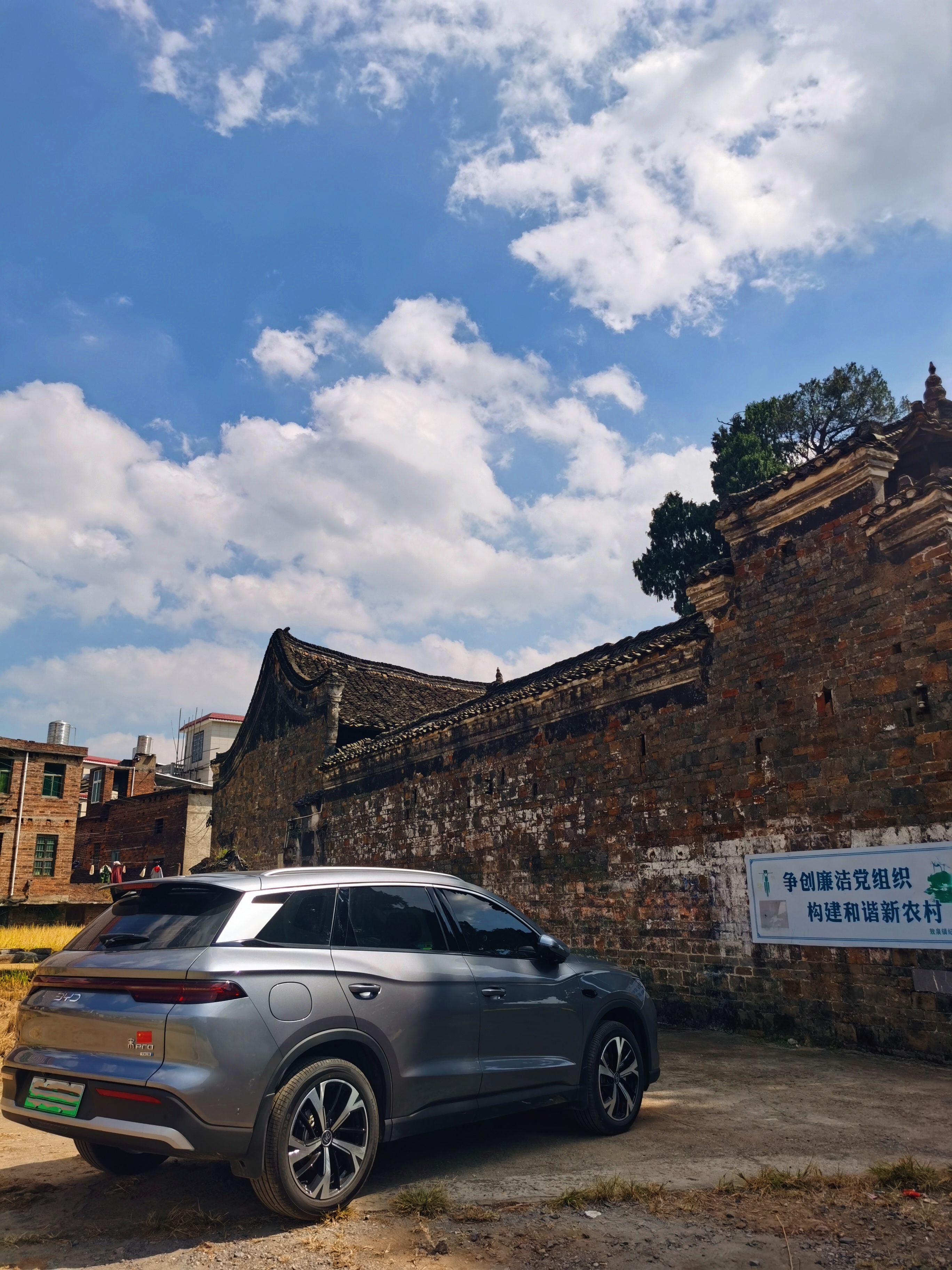 优点：老人小孩上车方便，侧面能防一点剐蹭；
缺点：会降低离地间隙，跑乡下、山路容易蹭到，还增加风阻。
我自己经常进山自驾，最后选择不装。你们装了吗？