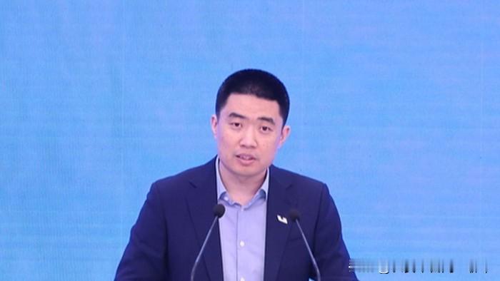 李想反驳行业误区：自研≠去供应商化，不是零和博弈
 
车圈一直有一种声音：车企搞自研，就是要甩开供应商，搞“去XX化”。理想汽车李想直接反驳这个观点。
 
李想表示：自研不等于和供应商对立，“去XX化”本质是零和博弈的狭隘思维。自研不是闭门造车，不是打造产业孤岛。
 
就像苹果自研芯片，依然依托台积