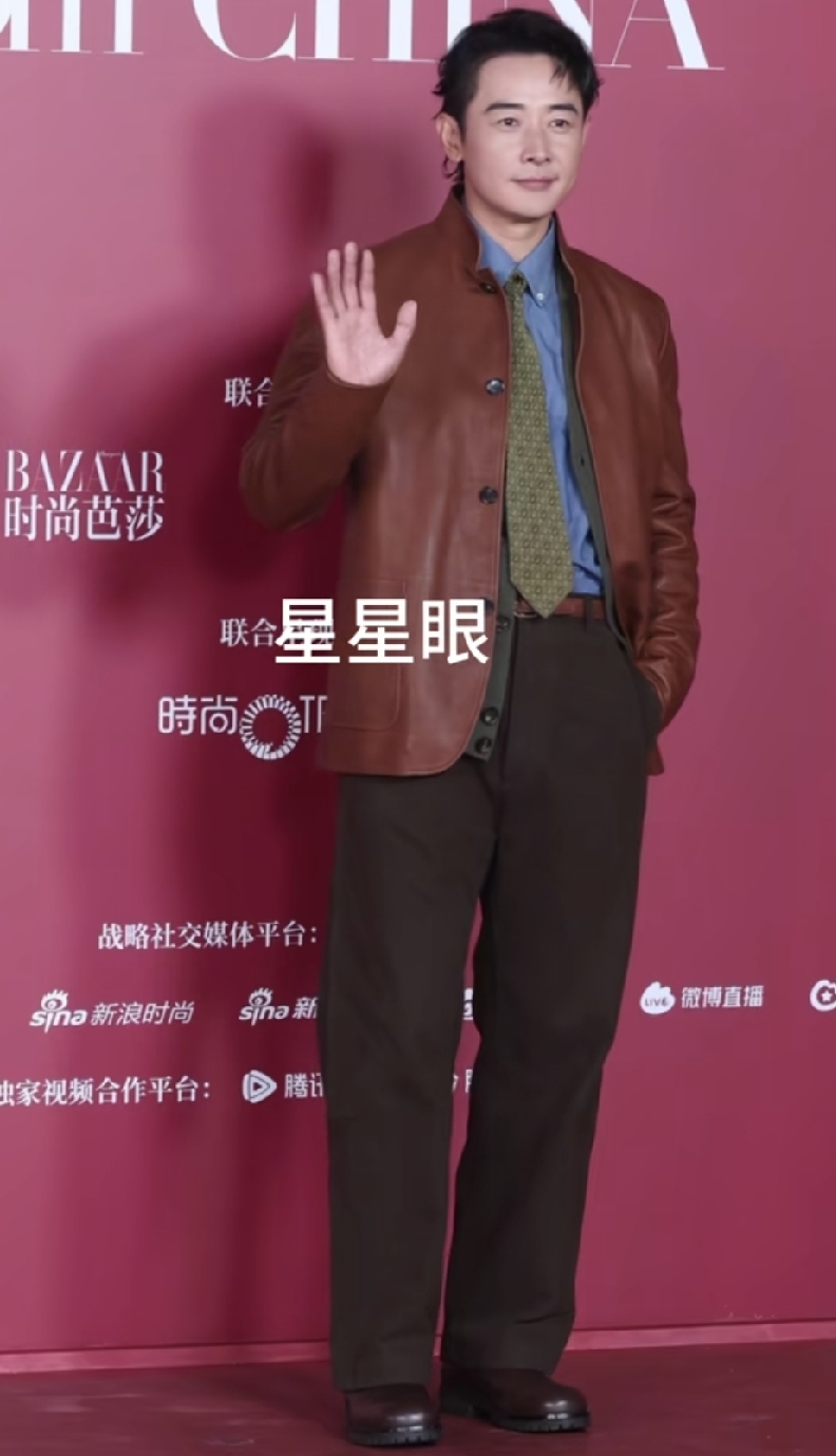 罗晋亮相时尚芭莎盛典，一身棕色皮衣儒雅沉稳。采访时揭晓领带上特别的小配饰，原来是女儿亲手画的涂鸦，他还笑着分享，前一晚和太太唐嫣还在一起研究画里哪个是爸爸、哪个是妈妈。 
长久以来网上-直流传两人离婚、分居的绯闻，，婚变说法均为不实谣言。这次红毯温馨发言，再度用生活里的小甜蜜打破流言。