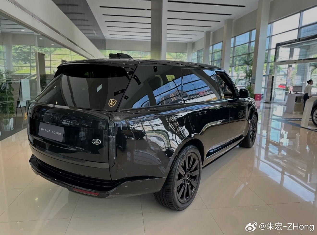 路虎揽胜黑骏版 平移销售 
指导价1498000元
全款裸车 135.8万 含豪车税 店内保险 平移销售 

黑骏版主要就是全黑 
只限今天的价格，下个月说不好啥行情… ​