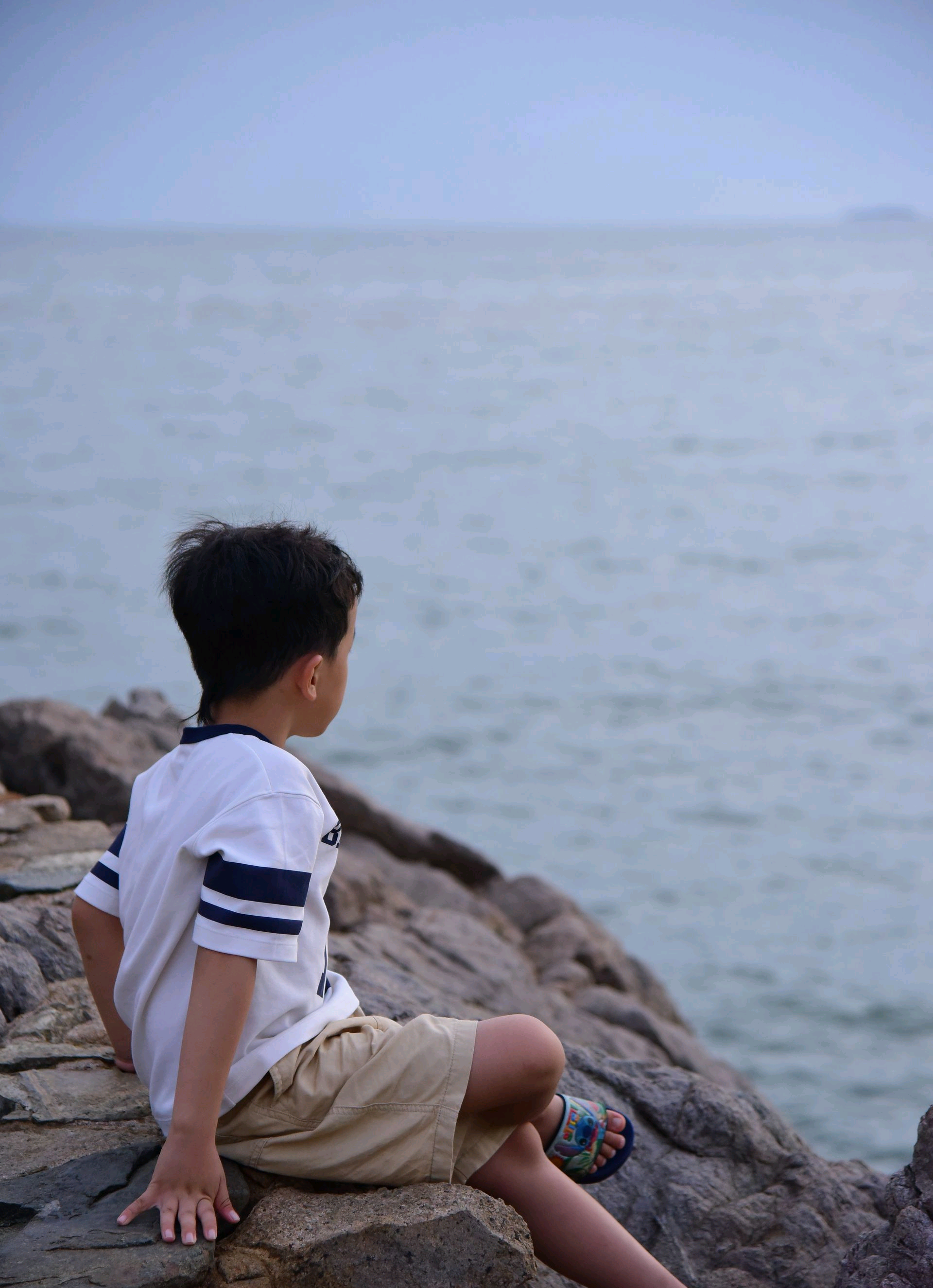 养孩子的终极目标，其实就三件事：离开父母可以生存，离开学校愿意学习，离开掌声依旧快乐。

前阵子送儿子去为期一周的封闭式夏令营，在集合点撞见个妈妈蹲在地上给十四岁的儿子系鞋带。

那男孩比妈妈高小半个头，攥着手机刷短视频，连眼皮都没抬一下，嘴里还念叨着“我都说了我不想来，你非逼我，到时候衣服不会洗、