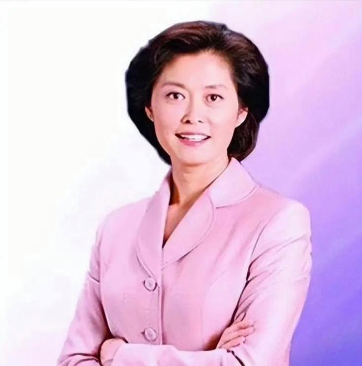 敬一丹走了，她最放不下的人，不是老伴儿，也不是老同事，而是她那个“不听话”的闺女。
女儿王尔晴，帝国理工毕业，嫁了个苏格兰老公。按说这学历这家境，在北上广随便找个班上，都够体面了。可她偏不，非要往山沟里钻，搞乡村教育。
敬一丹退休后本来该歇了，结果被女儿拉着一起跑公益，云南楚雄、河 ​