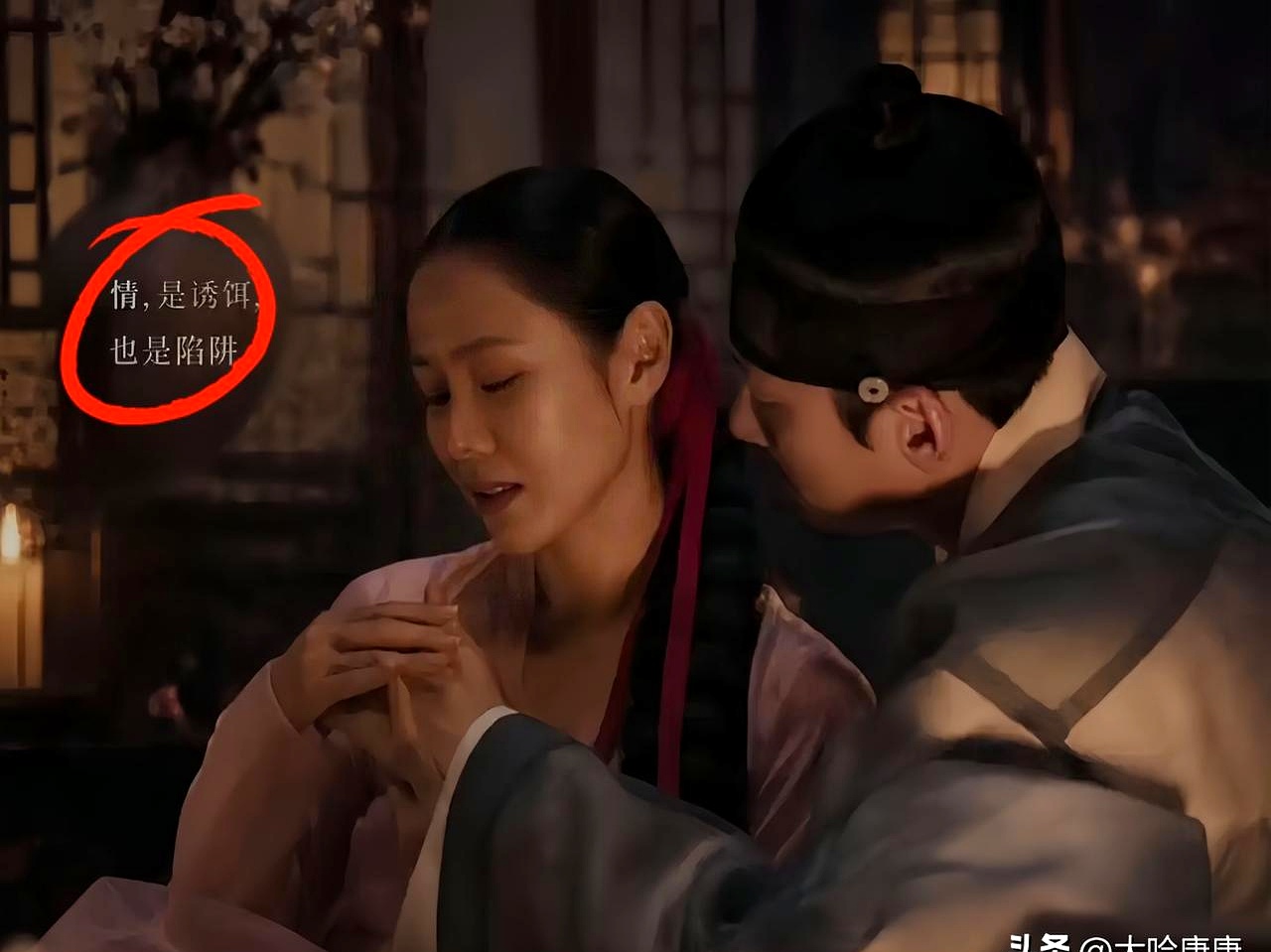 Netflix新剧《挑情丑闻》第7集刚播就吵翻了天，池昌旭和林珍娜一段所谓“生涯最大尺度”的亲密戏冲上热搜，转头却被扒出穿了肉色防护衣、全靠运镜借位，直接把两拨观众给激怒了
 

现在有些成人剧的宣发套路太深，戏里讲的是礼教压迫下的人性崩塌，戏外却天天按着“敢脱敢拍”去买热搜、赚眼球。吹捧的人非要把