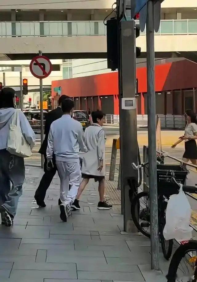 37岁奚梦瑶跟何猷君带四太逛香港，婆媳有说有笑她比老公高半头，网友问四太这状态哪像当奶奶的 ​