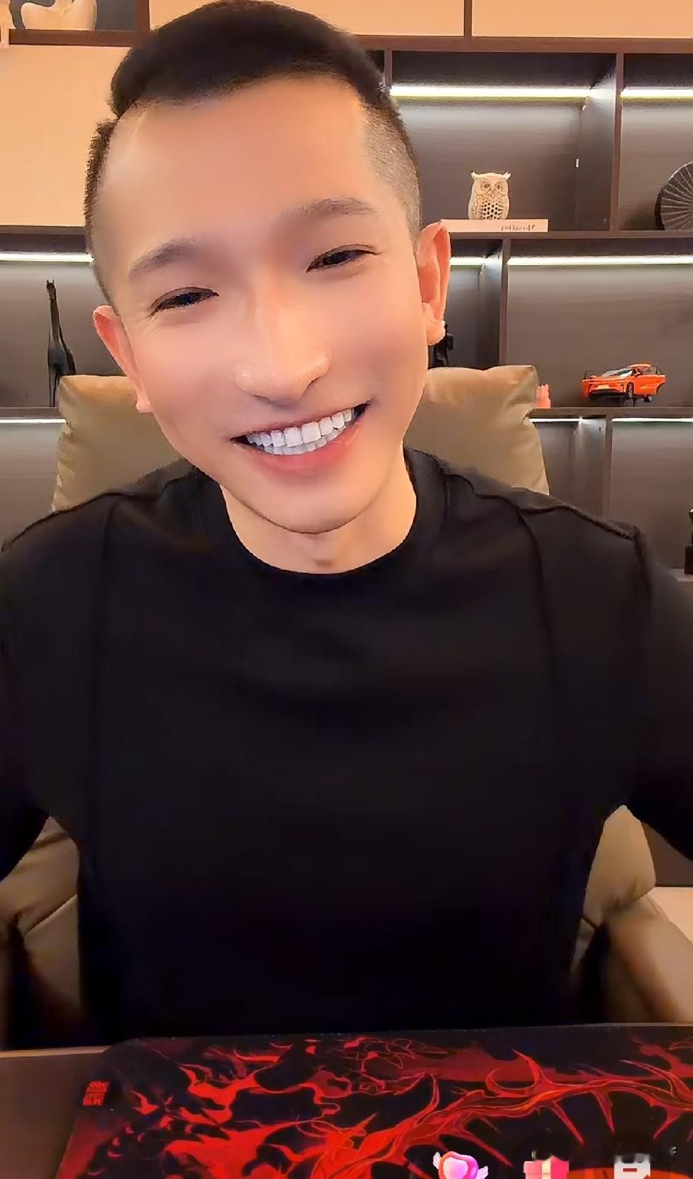 狗磊曝光自己超高人气秘诀。
狗磊和粉丝分享自己成功秘诀，自嘲自己没有才艺，为了博取热度便主动向吴迪、四川可乐发起“战役”纠纷，从而引起全网围观，因此复出一年热度不减，并如愿签约四合。

因为自己敢于死磕到底不怕封号，所以一般都是对方先认怂，主动连麦赔礼道歉。这样挺好，虽然谈不上输赢，但我肯定是找回了