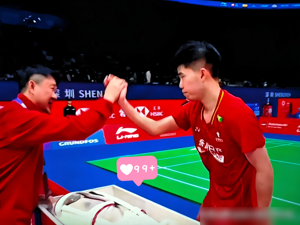 被全网喊下课的国羽教练，转头就拿了逆转胜！
之前国羽男单输了几场，舆论全骂孙俊不行，铺天盖地催他下课。这次翁泓阳大比分落后，他暂停几句话调了步伐发球，直接翻盘逆转。
孙俊做教练整整20年，石宇奇、陆光祖这些主力都是他一手培养出来的，还拿过国家体育荣誉奖章。赢球后官方名单稳坐职位，根本没外界传的下