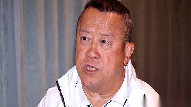 关于梅艳芳骨灰被盗的消息，最荒诞的一幕发生在曾志伟打给宝莲寺的那通电话里。
骨灰失踪三个月毫无下文，曾志伟直接把电话拨进寺庙方丈室质问，对方张嘴就是一句“庙里没丢东西”。直到曾志伟把话挑明，指出当年是梅艳芳侄子亲手将骨灰盒放进灵位，听筒那头才改了口风，推说只是盒子不见了，骨灰没丢。
当年经手安葬的老