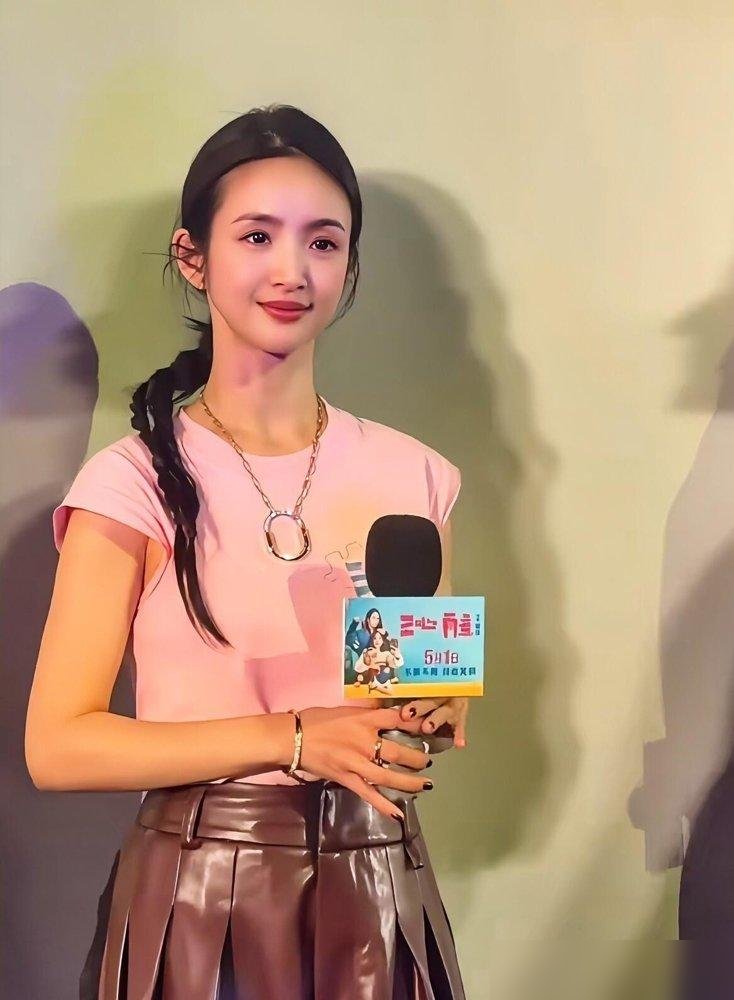 43岁林依晨，脸塌了，人却更狠了。
新电影路演，生图直接怼脸，脸颊凹进去，眼窝深得能养鱼。评论区炸了，有人心疼她二胎后连轴转，有人嫌她老态尽显。
可这帮人不知道，她去年刚顺产完二胎，转头就进组拍戏。更早之前，脑部动过手术，命都差点搭进去。她压根没打算当冻龄女神。
最近《花少2026》里，她买东
