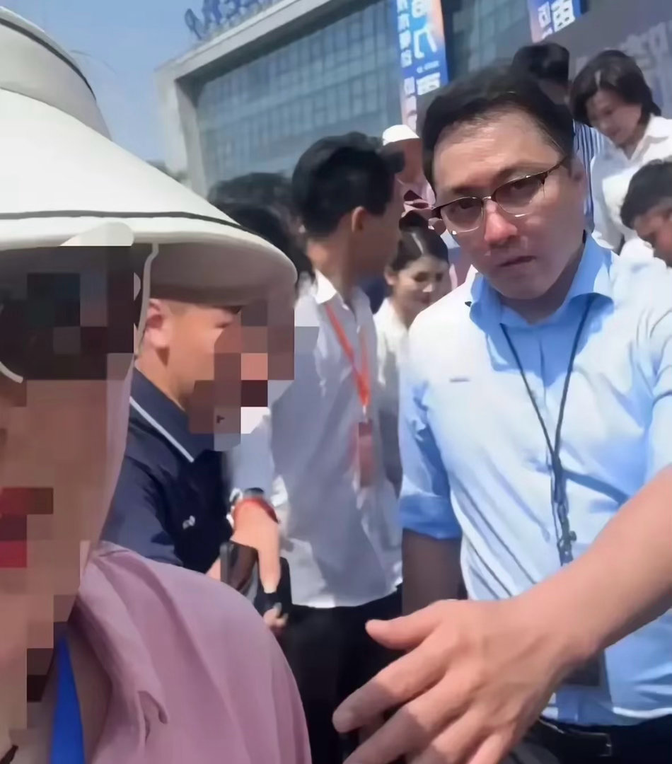 #王自如谈9月旗舰机将继续涨价##王自如谈荣耀影石未来可能成竞争对手#不少人期待新机降价，行业却传出不同声音。有分析认为，上游零部件涨价压力持续传导，9月发布的旗舰机型很难维持低价。在价格变化之外，影像赛道迎来新变数，手机不断强化视频创作实力，持续侵蚀便携摄像设备的使用场景。短期属于互 ​