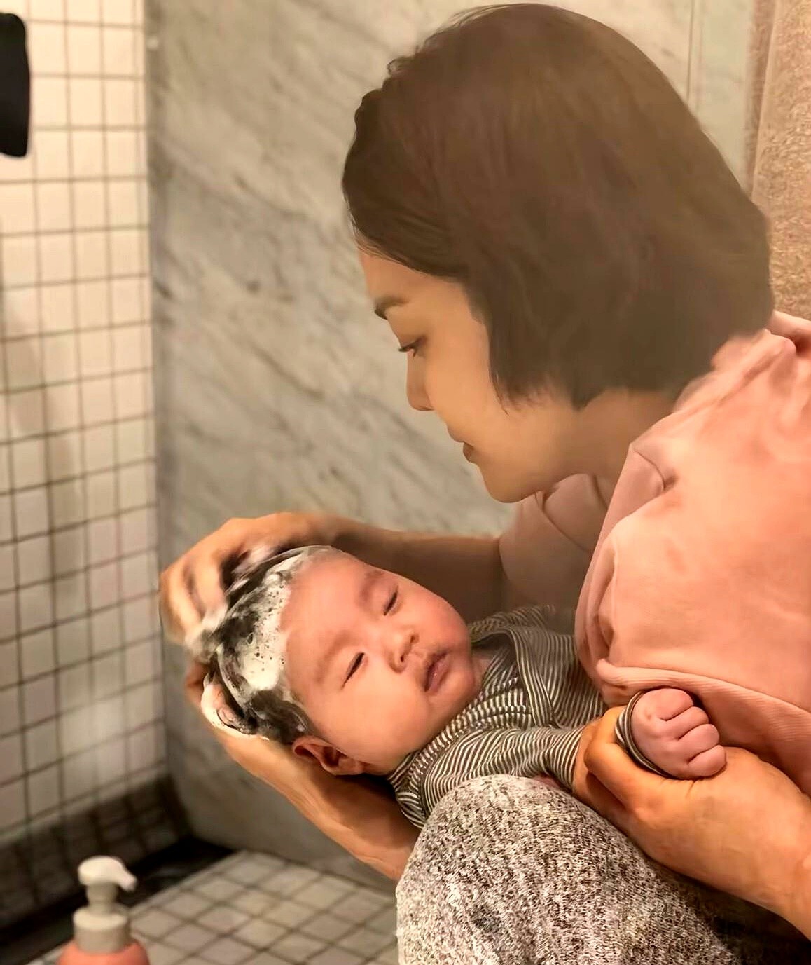 前

夫高梓淇前脚刚官宣新恋情，蔡琳后脚就在社交媒体晒出与儿子

珉宇的合照，配文：一个人心中只有一个宝贝。

珉宇是试管得来的。三

岁时他跟着蔡琳回韩国，从幼儿园到小学，蔡琳一个人扛下所有，直到四年后

才又见到了高梓淇。

现在孩子九岁了，长得很健康。蔡琳凭着自己的事业和家底，

在韩国独自撑