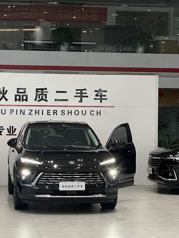 别克昂科威S 刚毅的美系帅哥
2025年上牌 1.3万公里  售价11.88万包过户
合资美系大品牌，潮流时尚美式也是独一档，不仅是踏实安全感，上手轻盈灵便，以及这种前卫时尚都是恰到好处。
排量1.5T+48V轻混+9AT自动 非常省油，不挑性别也不挑年龄，都很友好。
	
智能化，30英寸6K弧面屏+8155芯片，车机流畅，高德地图带红灯倒计时，AI语音助手也很聪明。带主动防碰撞，在下意识里多一分安全。
静音标杆，别克的静谧性是传统强项，跑高速风噪路噪控制得特别好。
底盘扎实，五连杆独立后悬架+铝合金下摆臂，同价位里很少见，过坑洼路面很稳很有高级感。
	
动力系统，1.5T阿凡达发动机+9AT变速箱，211马力，日常代步、超车都很有底气、不拖沓、有信心。
综合油耗6.5L-8L 92号汽油 养护简单 使用成本比同级别更低。
1万多公里 整车如新，享受原厂质保+店内质保，放心购买，可分期支持置换。
#二手车 #别克昂科威S #SUV
