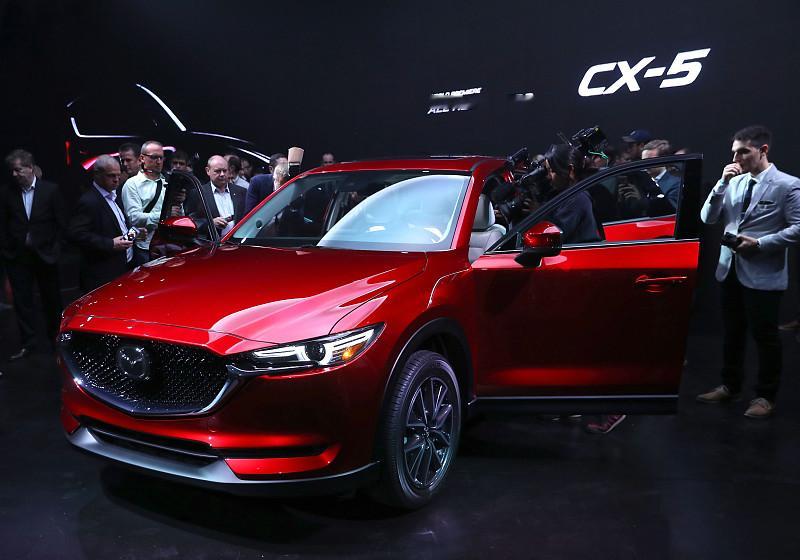 全新马自达CX-5这次真的是把过去十年的短板往回捞了。
老款月销三千台左右，全靠情怀撑着，空间小、车机老、NVH拉胯的槽点堆得满满当当。这次7月28日开启预售的第三代车型，外观延续魂动设计，前脸和CX-60风格对齐，双C日行灯配缩小的五边形蜂窝中网，侧面没跟风把
