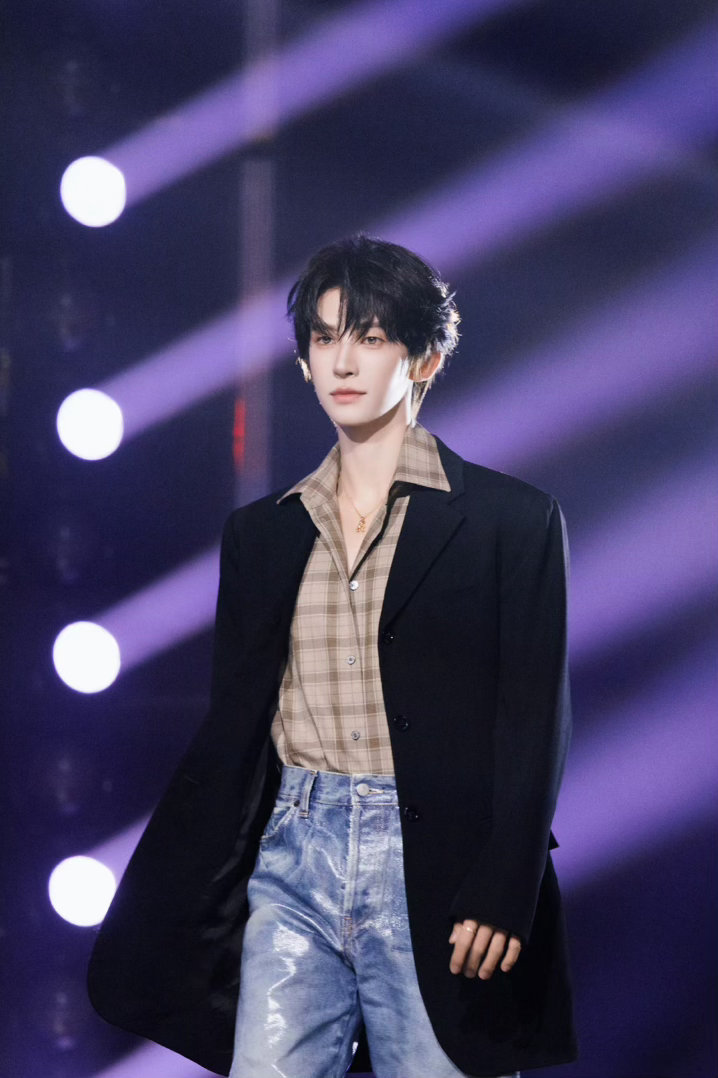 #刘宇廿六驭梦山河# 💙#刘宇0824生日快乐# 

宝宝真完全建模脸啊[愛慕][愛慕][愛慕]

​​​