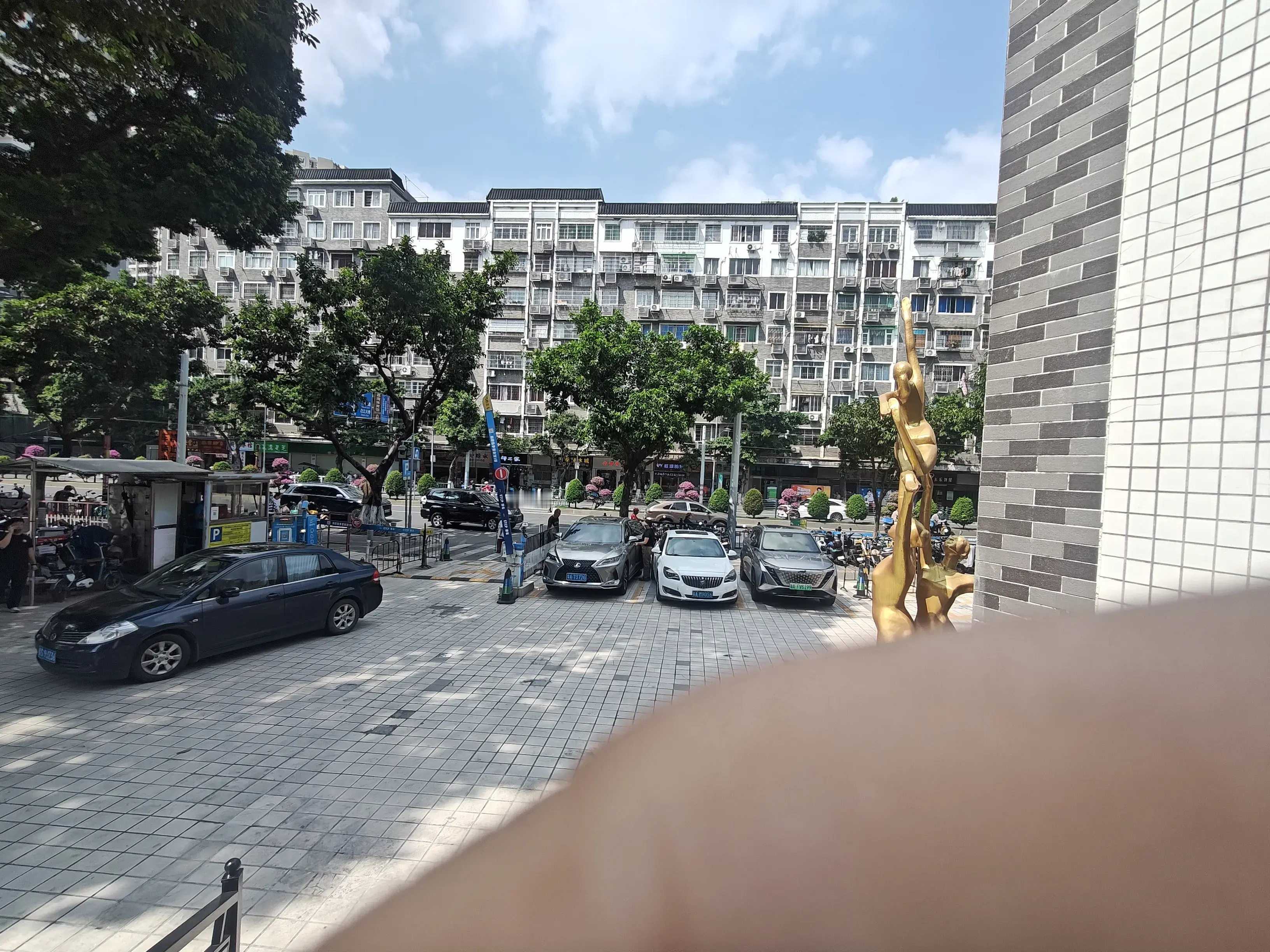 “问界这个品牌不能乱停。” 我到底还能不能走不走路肩啊？！！ ----...