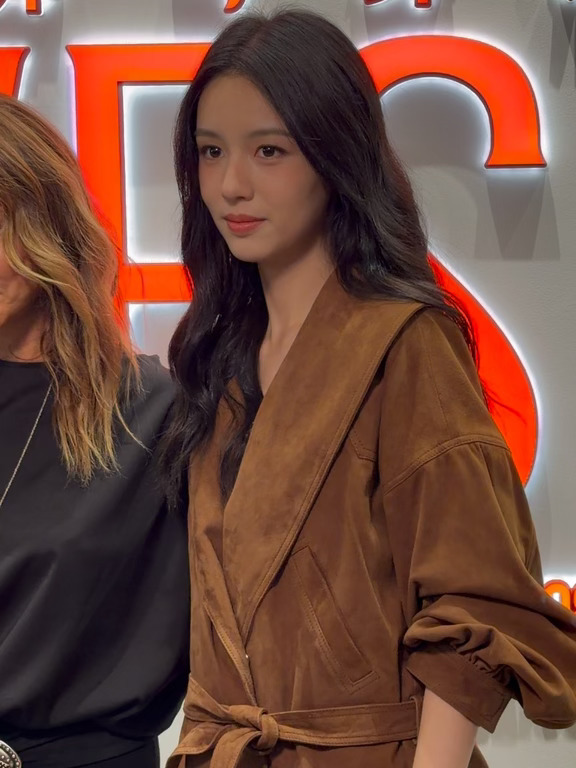 周也一身美拉德造型亮相上海ba&sh活动～