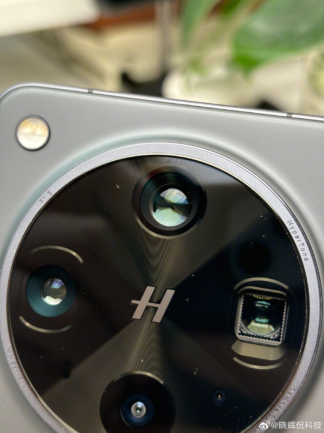 很喜欢OPPO Find X8 Ultra一点，镜头凸起控制做得真到位。
放在这两年一众Ultra机型里属于第一梯队，但影像实力却是实打实的强悍。
既能把影像实力拉满，又兼顾机身一体感与外观美感，这样的Ultra真的很难得。
放到现在，如果优先看握持手感，我依旧会选它。 ​