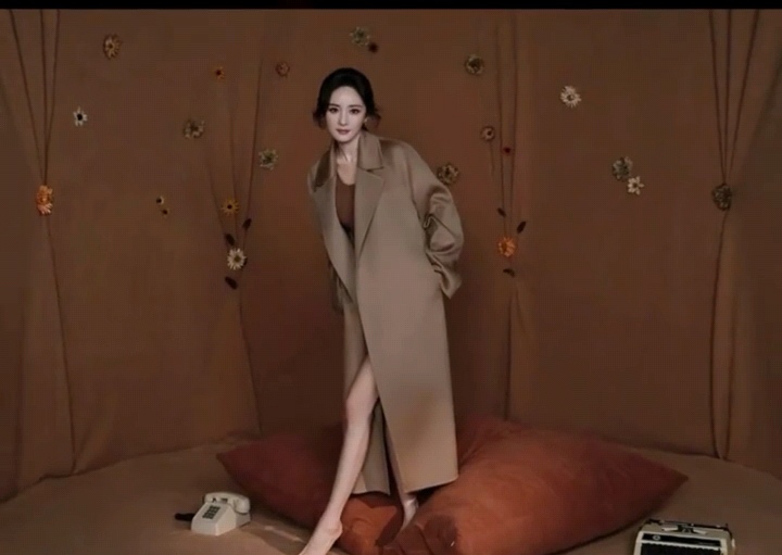 杨幂又来了，这光腿光脚真随性，看着就舒服[比心][比心][赞][赞]...