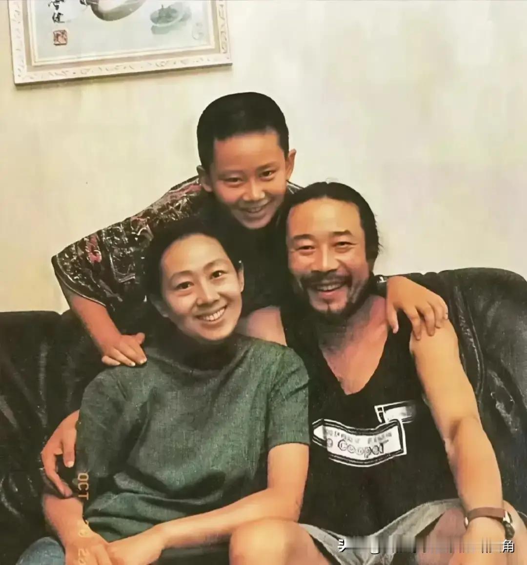 著名影星李雪健与夫人于海丹及儿子相聚在一起，温暖又温馨，其乐融融，合影留念，永恒的回忆！

于海丹，中国内地女演员，李雪健的妻子。她曾是空政话剧团的演员，参演电视剧《夏天的经历》。1983年与李雪健结婚。婚后，于海丹选择放弃表演事业，专注于家庭生活。
照片拍完后，儿子李亘忙着收拾相机三脚架。李雪健揉