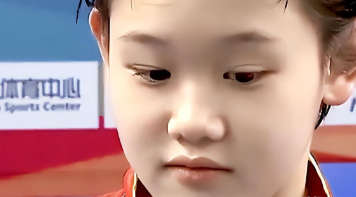 全红婵几乎从不给亲友直播间刷礼物，唯独破例过一次，2025年张家齐退役后开直播，在线人数才几百，冷冷清清。全红婵悄悄空降，嘉年华一路刷到榜一，一句“姐姐加油”直接把人数从几百拉到十万。镜头里张家齐原本绷着的脸，一下就松了。

这份交情得从2020年全国跳水比赛后台说起，全红婵刚进国家队，谁都不认识，