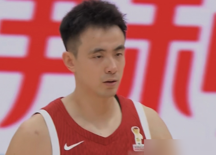 都以为赵继伟瞎传，这记绝杀其实骗了全场。
终场前4.1秒打平，郭士强叫停，掏出压箱底的盒子战术。这套路三天前打卡塔尔刚用过，专门给杨瀚森扯空间。
黎巴嫩人早看穿了，死死堵住传球路线。眼看要发球违例，膝盖带伤的赵继伟，愣是在高压下搓了个极难的过顶吊传。
球精准塞到死角，杨瀚森接球打板，完成绝杀。