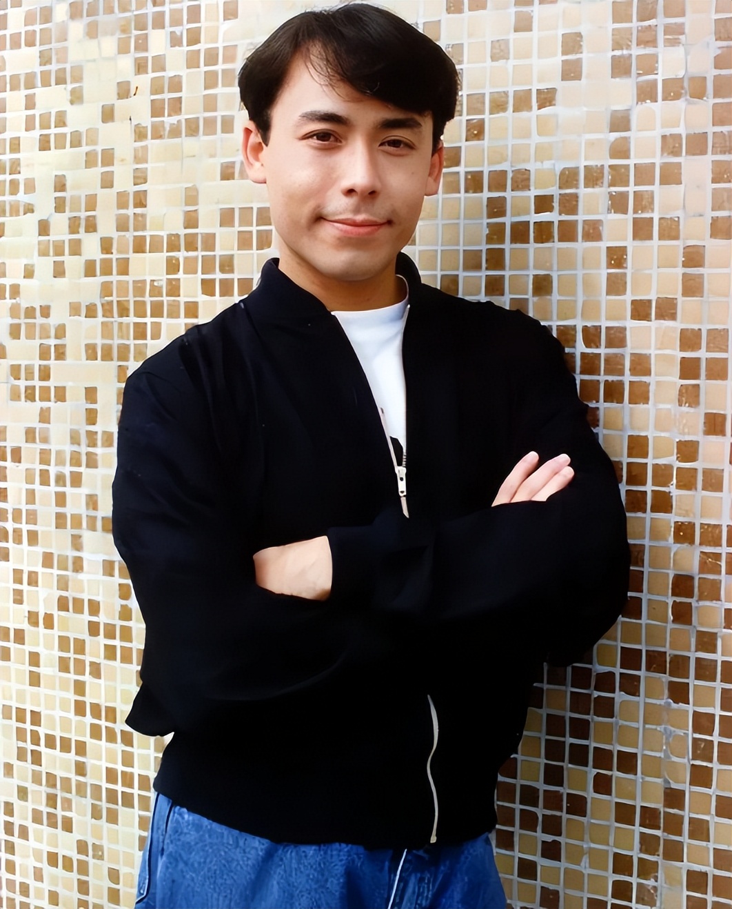 曝香港62岁“鬼王”雷宇扬去世，大B哥发文悼念，妻子是小21岁的性感女主播马荔。

9月11日，港媒传来一则令人惋惜的消息，香港资深艺人、有着“鬼王”之称的雷宇扬，于9月7日因胃癌病逝，终年62岁。

大B哥吴志雄在第一时间发文悼念，称一起拍戏到认识几十年了，明天回去送兄弟一程。

很多人不知道，雷