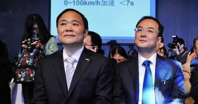 《吉利李书福门徒安聪慧，何许人也？》

70后，出生于新疆，1996 年毕业于湖北经济管理大学，现代会计专业。

据说其在操场跑步被李书福注意到并邀请面试，在校期间拿下了吉利设立的奖学金、担任学生会主席。

如今，时隔30年，那个被李书福从田径场带回来的小会计，正式成为吉利汽车新任掌门人。

那 ​
