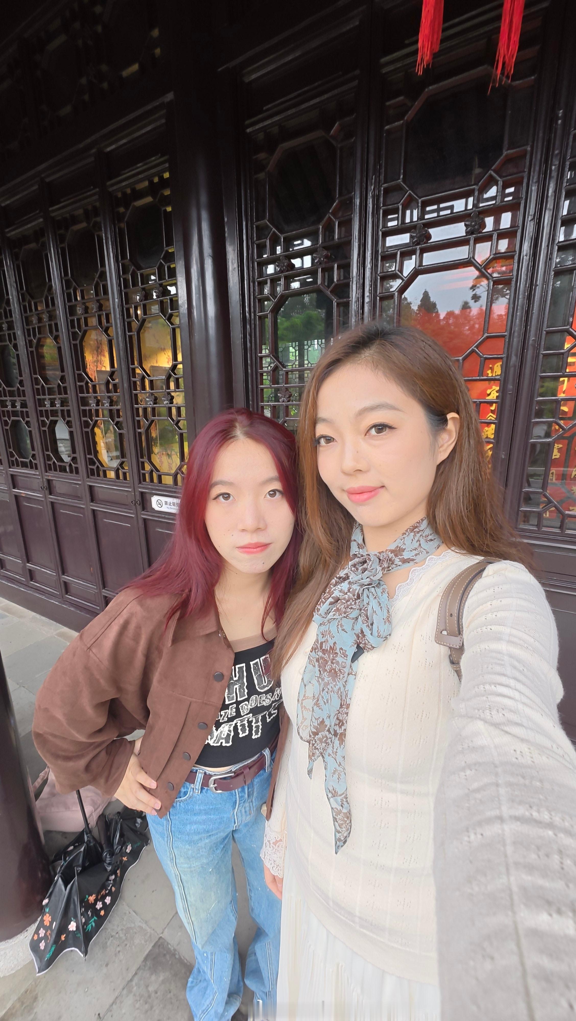 泰州行——day 2
和婷两个人光是化妆打扮都耽误到12点过 才去她爷爷奶奶家吃饭 死丫头真幸福和爷爷奶奶住在一个小区 她爷爷做的豆角红烧肉和我爷爷的做法好像 去梅园玩我才知道原来梅兰芳和梅艳芳毫无关系啊（对不起本人实在太没文化了） 在补水喷雾一样的雨中参观园林也颇有种烟雨江南的感觉～晚上吃 ​