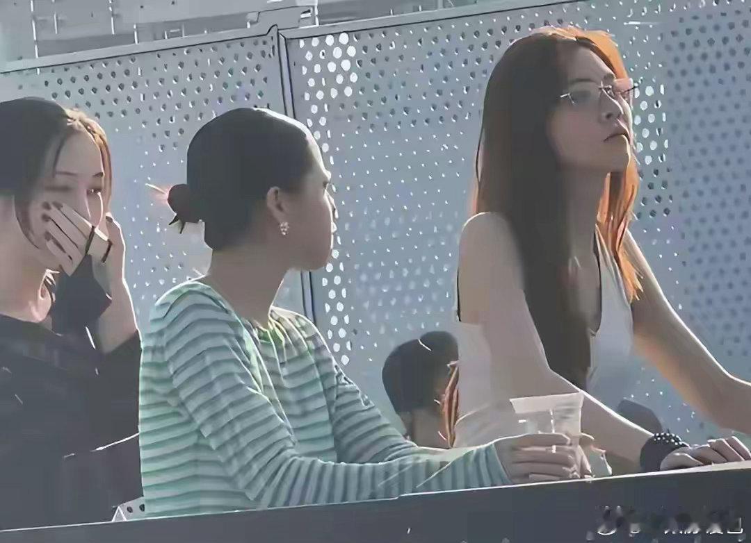 近日 王菲现身音乐节观看窦靖童演出状态很好，万万没想到的是在其他路人的镜头下，竟看到了宋妍霏，这个画面一传出来，窦靖童和宋妍霏的传闻，又炸了。 ​