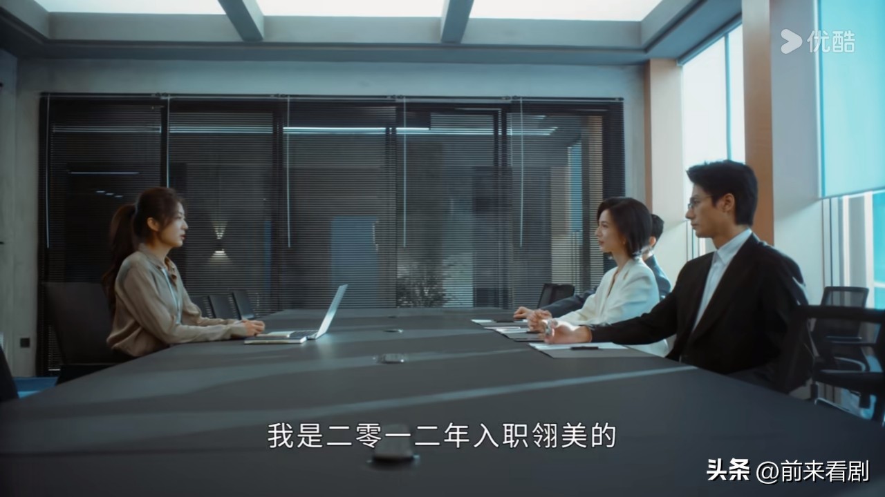 《早春晴朗》第20集预告：全剧虐的地方来了，孙远翥因为长期抑郁自杀坠楼，孙雨看着他留给自己的信泪流满面。尚之桃事业也大受打击，她对自己的专家评审信心满满，但是评审结果并不如意，还和栾念误会加深，这又经历了好友离世，尚之桃决定从翎美离职并和栾念分手。