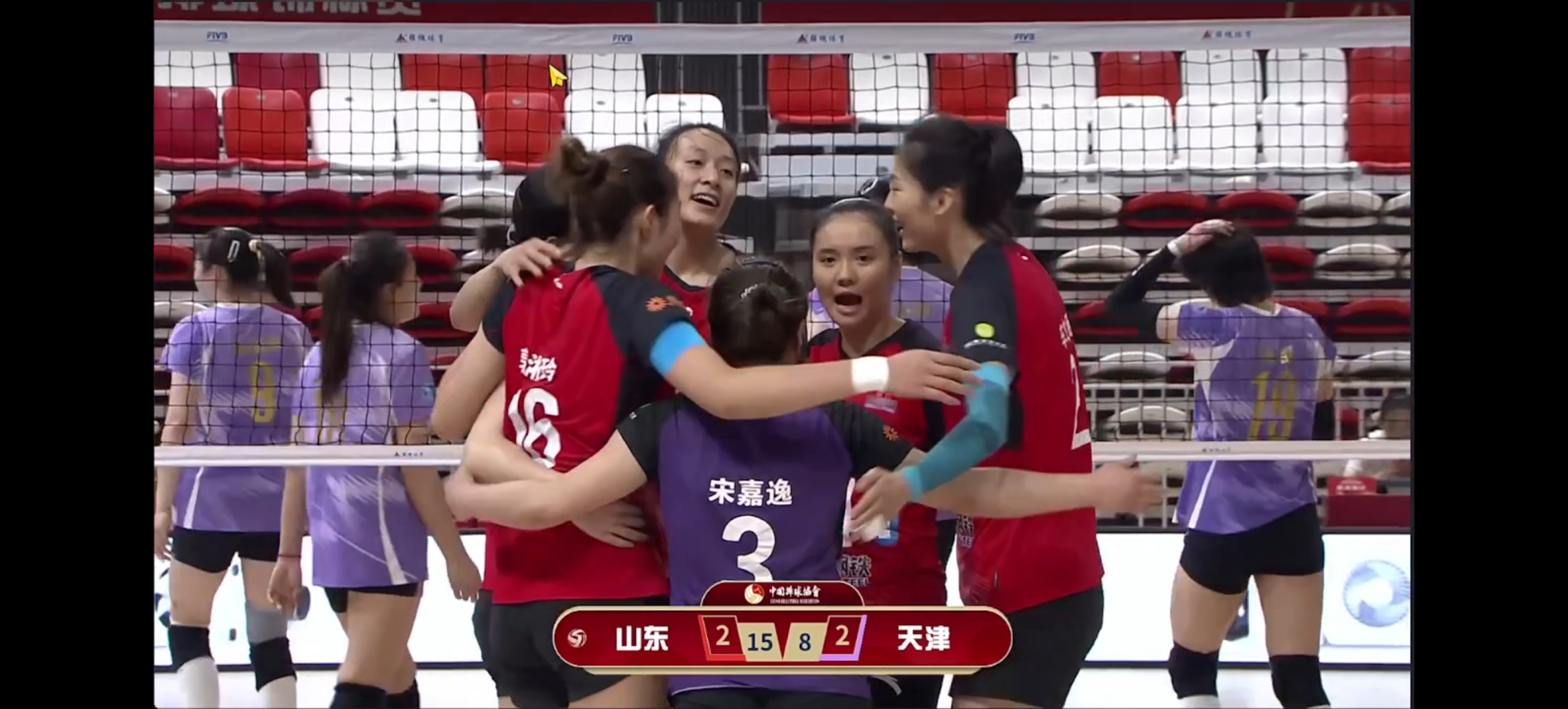 山东女排与天津女排五局大战！！！
2026年广东佛山顺德·全国女子排球锦标赛小组赛C组，一场精彩的比赛，山东女排最终让二追三的大逆转好戏以22:25，16:25，25:20，25:21，15:8  总局分3:2   战胜了天津女排，
天津女排迎来首场失利，
山东女排击败了今年女排全锦赛上强大的对手，