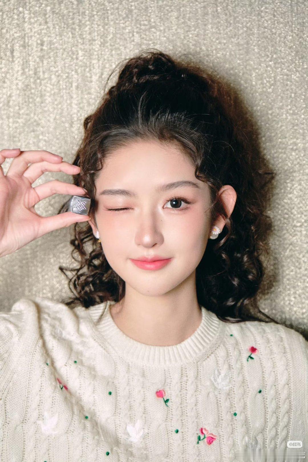 #王玉雯[超话]##王玉雯林霜##王玉雯小城春色# 
  爱意无声且绵长，安静陪伴便是最好的告白。​