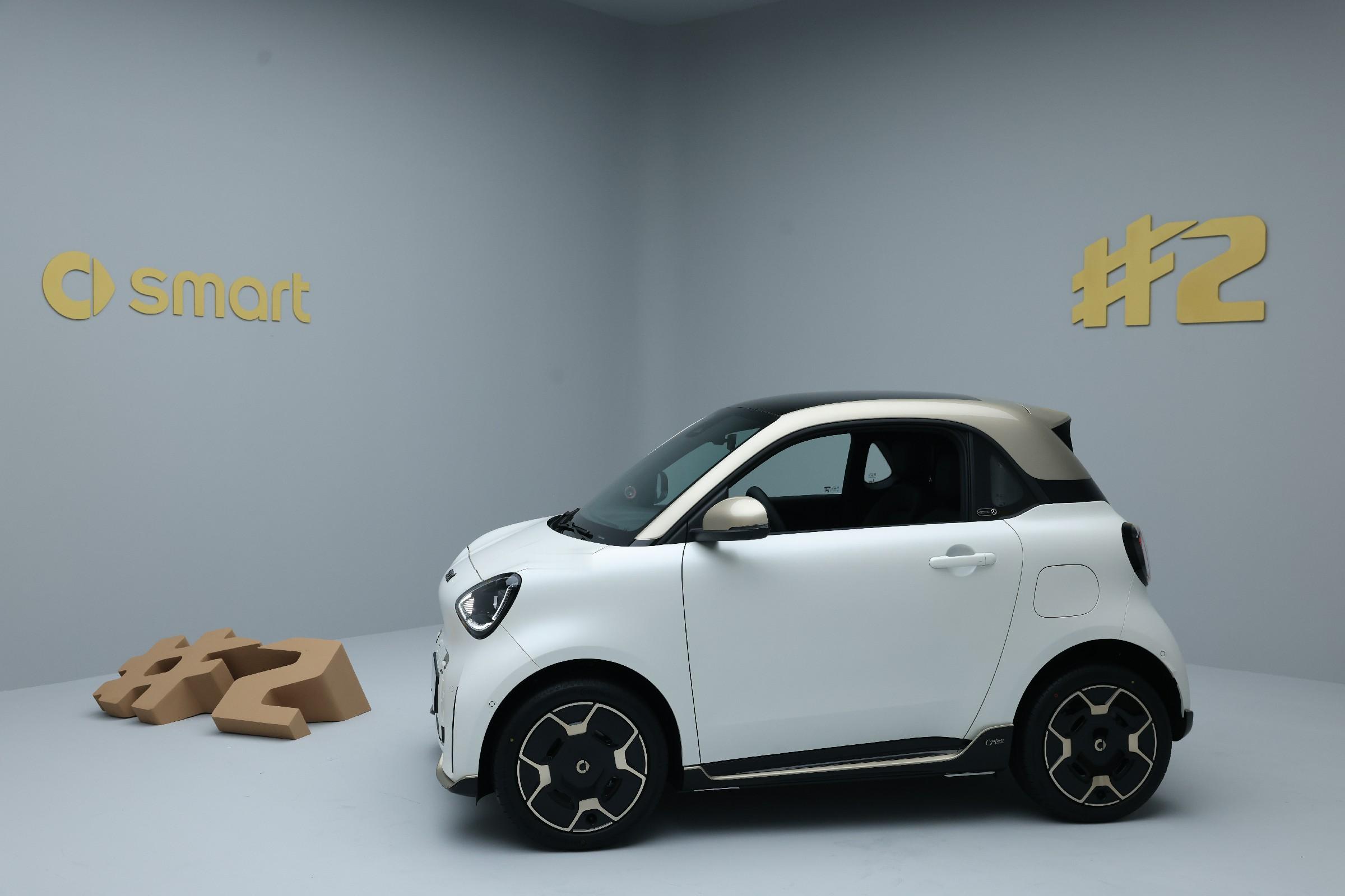 smart精灵2号 Couture Edition鎏金高定版的999位中国车主，正在自然形成一个高净值用户社群。
这个社群的凝聚力并非来自品牌强行组织的活动，而是源于服务系统对同类人群的精准筛选。1V1专属管家、闭门品鉴、巴黎式交付仪式、限量礼盒，这些高规格服务将讲究效率、在意隐私、对仪式感有要求、