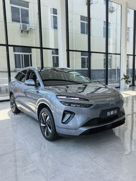 ✨2026新款海狮06｜15万级闪充中型SUV，升级诚意拉满🔥
新款海狮06 EV焕新上市，海洋美学外观新增琉光银配色，分体式耀目前大灯+星际回环尾灯，颜值更耐看！
📐尺寸：4810mm车长，2820mm超长轴距，中型SUV空间
后排纯平地板，坐3人不挤；常规后备箱757L，放倒拓展至1630L，EV版自带142L前备箱，露营装备随便塞
🚀核心升级（新款重点）
✅第二代刀片电池+闪充黑科技
10%-70%仅需5分钟，10%-97%最快9分钟！零下低温充电速度衰减很少，CLTC最高710km续航，告别补能焦虑
✅云辇-C升级【路面预瞄】
全系标配云辇-C智能阻尼悬架，新增路面预瞄，提前识别坑洼自动调节软硬，滤震质感大幅提升；搭载TBC高速爆胎稳行系统，高速更安心
✅智驾升级｜可选天神之眼5.0激光雷达
标配天神之眼C，支持高快领航、全场景自动泊车；选装激光雷达版本，解锁城市NOA，城市道路也能智能辅助驾驶
✅内饰舒适升级
前排标配座椅记忆，高配新增座椅按摩、副驾腿托、车载香氛、...